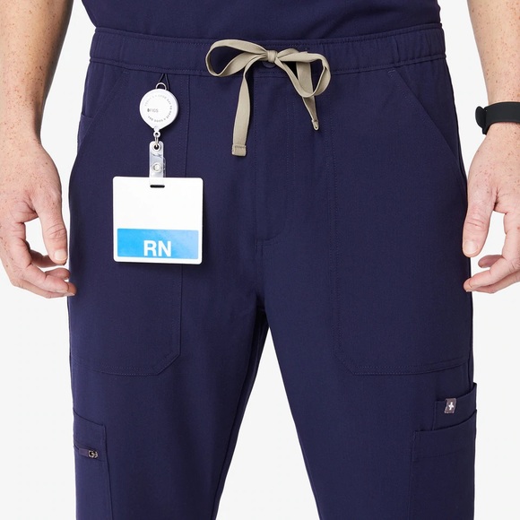 FIGS Men's Navy Cairo Short Cargo Scrub Pants - Picture 4 of 6